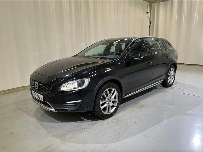 Svart Begagnad 2016 Volvo V60 CC Summum Kombi | 209 900 kr (Marknadspris) - Bild 1/4