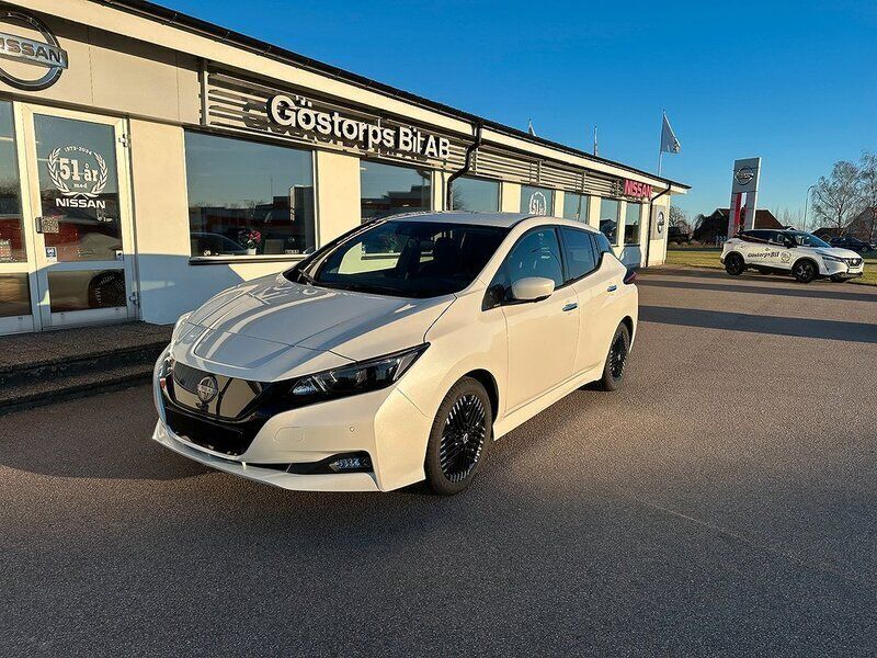 Vit Begagnad 2023 Nissan Leaf N-Connecta Halvkombi | 389 900 kr - Bild 1/4