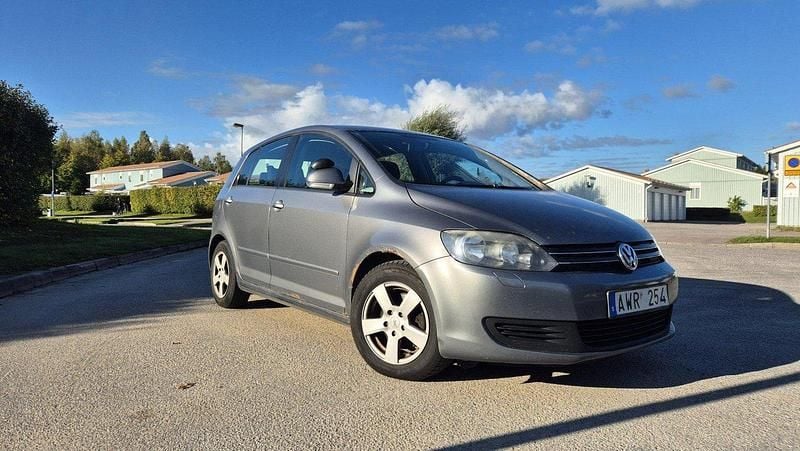 Grå Begagnad 2011 VW Golf Plus Cross Minibuss | 60 000 kr (Bra pris) - Bild 1/4