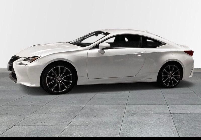 Vit Begagnad 2017 Lexus RC300h Executive Line Sportkupé | 315 000 kr - Bild 1/4