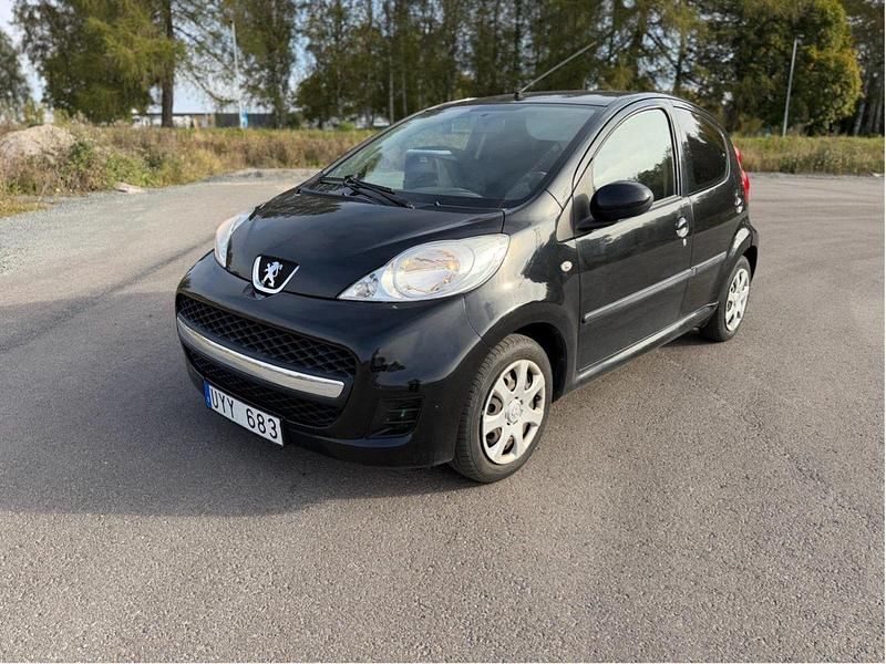 Svart Begagnad 2010 Peugeot 107 Halvkombi | 29 900 kr (Marknadspris) - Bild 1/4