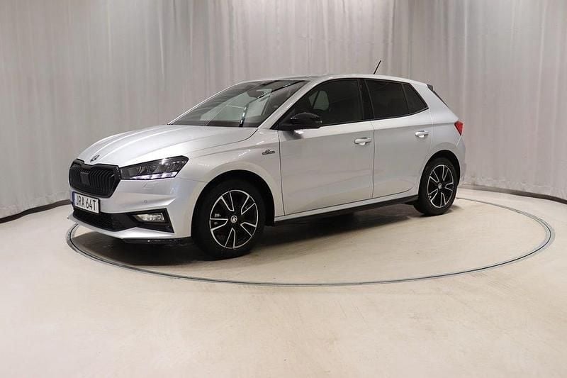 Silver Begagnad 2024 Skoda Fabia Monte Carlo Halvkombi | 224 900 kr (Marknadspris) - Bild 1/4