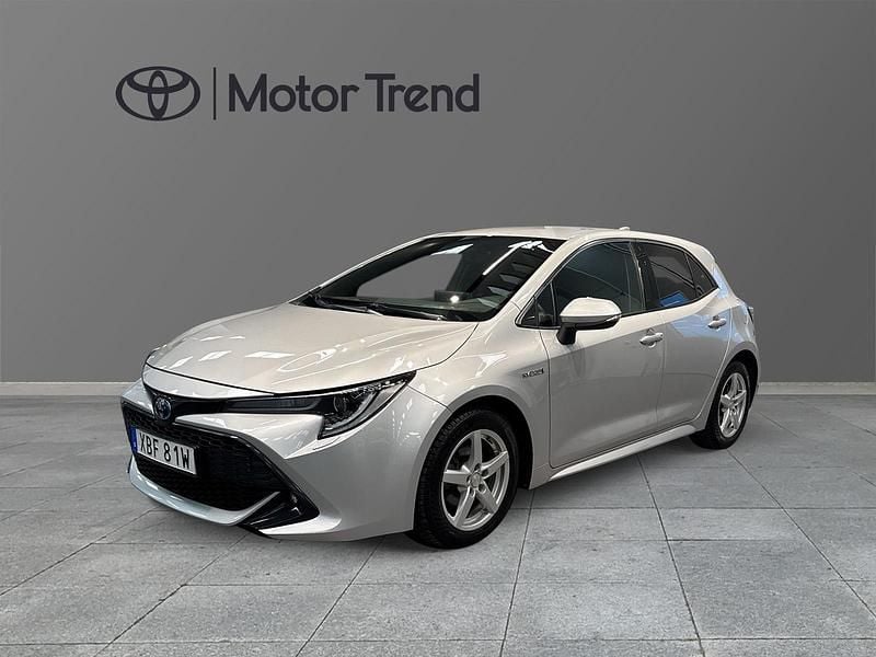 Silver Begagnad 2021 Toyota Corolla Hybrid Style Halvkombi | 224 900 kr (Marknadspris) - Bild 1/4