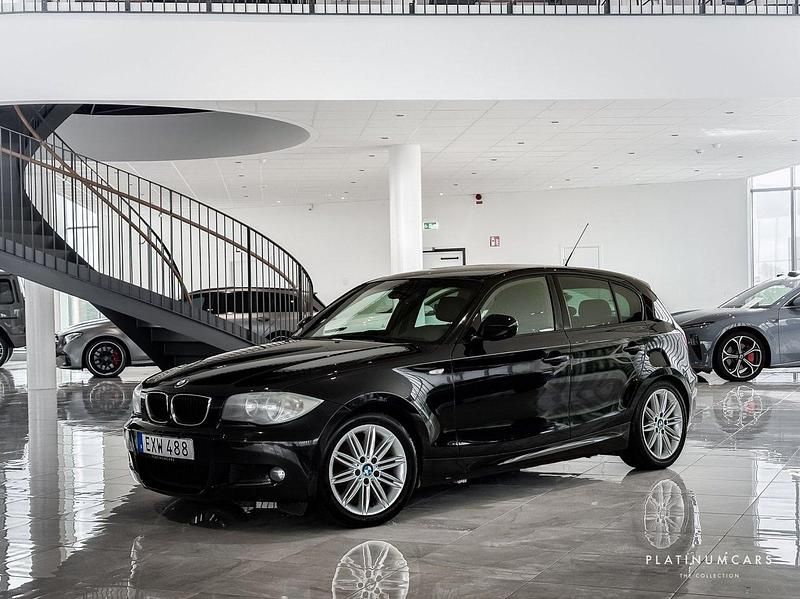 Svart Begagnad 2011 BMW 118 Shadowline Halvkombi | 64 000 kr (Marknadspris) - Bild 1/4