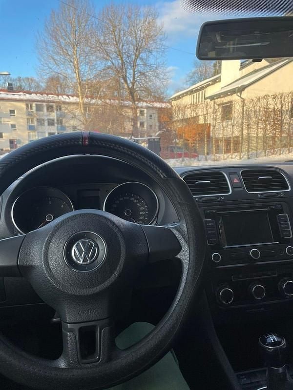 Begagnad VW Golf VI 105 HK (77 kW) 2010 Svart Halvkombi