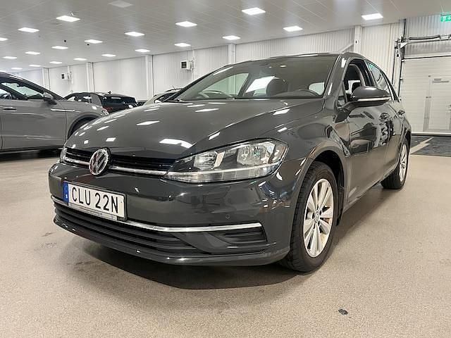 Grå (urano grey) Begagnad 2020 VW Golf VII Sedan | 169 900 kr (Marknadspris) - Bild 1/4