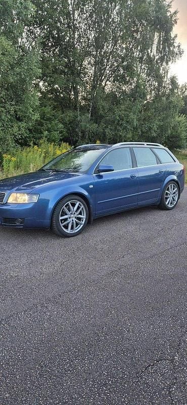 Blå Begagnad 2005 Audi A4 Kombi | 42 000 kr (Marknadspris) - Bild 1/4