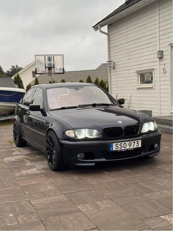 Svart Begagnad 2003 BMW 330 M Sport Sedan | 125 000 kr - Bild 1/4