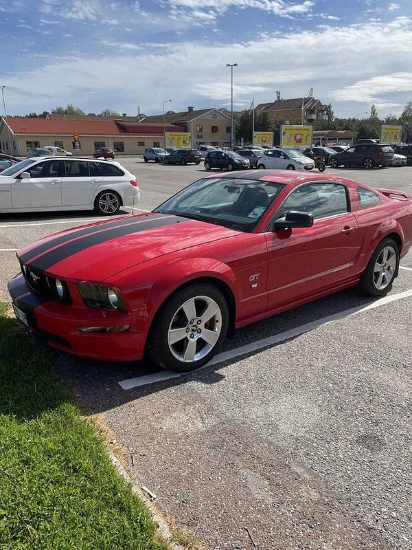 Röd Begagnad 2007 Ford Mustang GT Sportkupé | 195 000 kr (Bra pris) - Bild 1/4