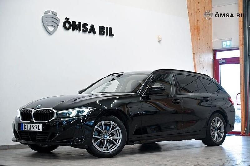 Svart Begagnad 2024 BMW 330 Sport Line Kombi | 344 800 kr - Bild 1/4