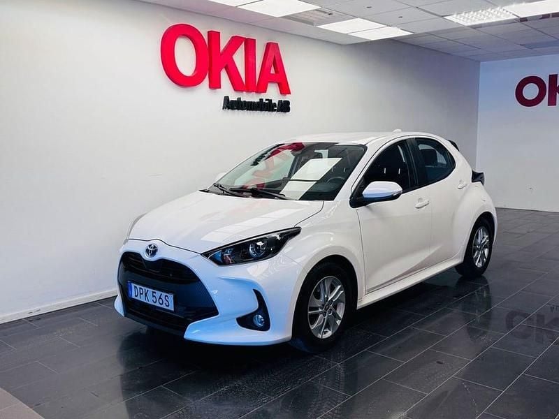Vit Begagnad 2022 Toyota Yaris Hybrid Active Halvkombi | 189 900 kr (Marknadspris) - Bild 1/4