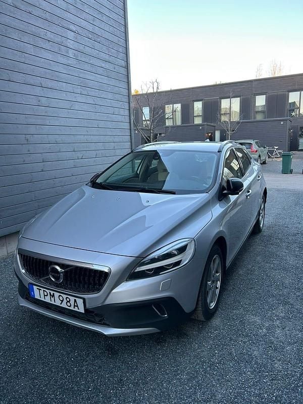 Begagnad 2019 Volvo V40 Halvkombi | 209 000 kr (Marknadspris) - Bild 1/4