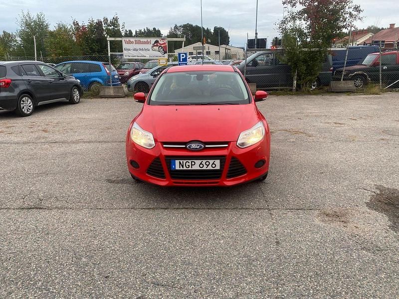 Röd Begagnad 2013 Ford Focus Halvkombi | 50 900 kr (Marknadspris) - Bild 1/4