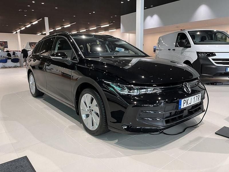 Svart (grenadilla black metallic) Ny 2025 VW Golf VIII Life Kombi | 349 900 kr (Marknadspris) - Bild 1/4
