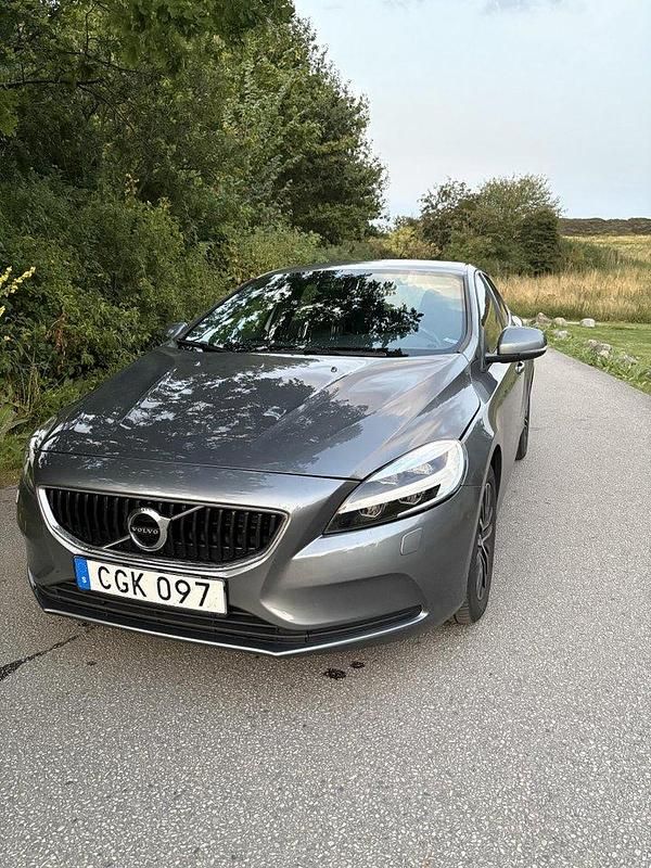 Grå Begagnad 2017 Volvo V40 Momentum Kombi | 168 000 kr (Marknadspris) - Bild 1/4