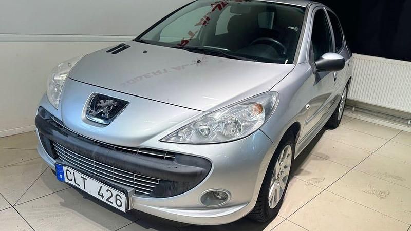 Begagnad Peugeot 206+ 75 HK (55 kW) 2010 Ljusgrå (grå) Halvkombi