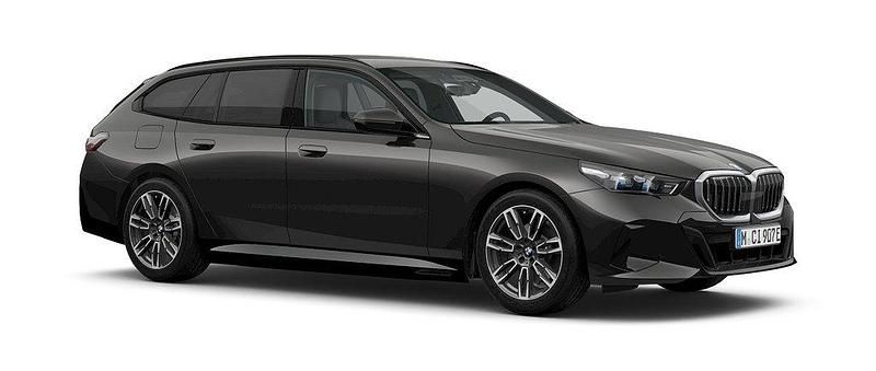 Svart Ny 2025 BMW 530e M Sport Kombi | 724 400 kr (Marknadspris) - Bild 1/4