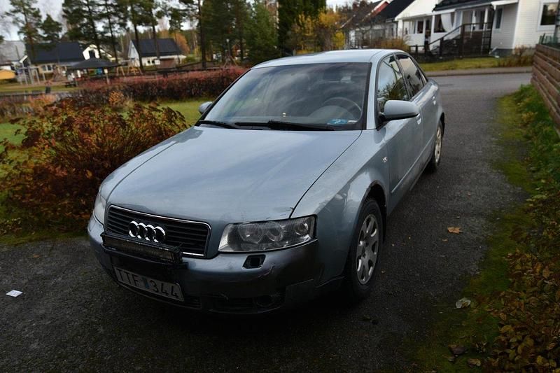 Silver Begagnad 2003 Audi A4 Sedan | 7 000 kr (Superpris) - Bild 1/4