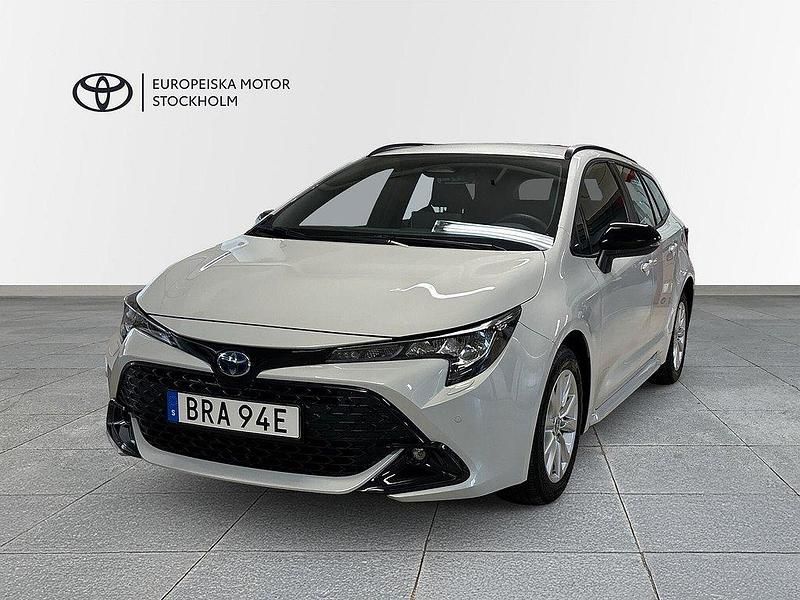 Grå Begagnad 2025 Toyota Corolla Active Kombi | 319 800 kr (Marknadspris) - Bild 1/4
