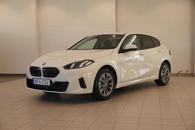 Vit Begagnad 2024 BMW 120 Shadowline Halvkombi | 369 800 kr - Bild 1/4