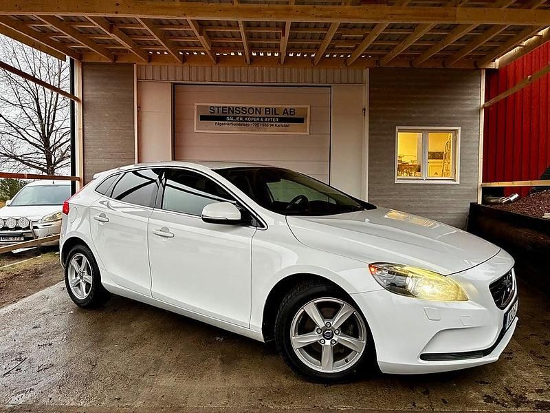 Begagnad Volvo V40 Summum 116 HK (85 kW) 2013 Vit Halvkombi