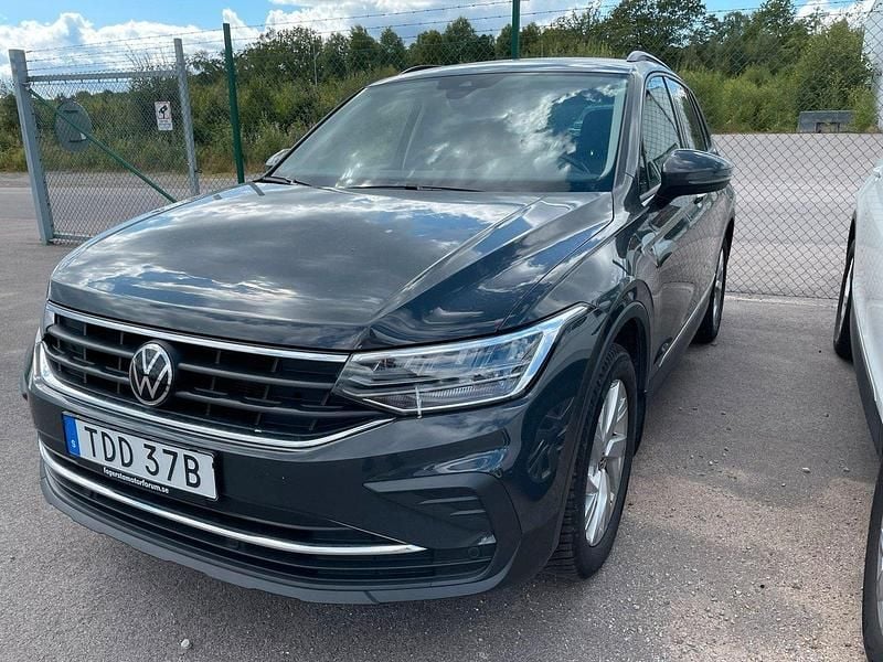 Grå Begagnad 2022 VW Tiguan Executive SUV | 329 000 kr (Marknadspris) - Bild 1/2