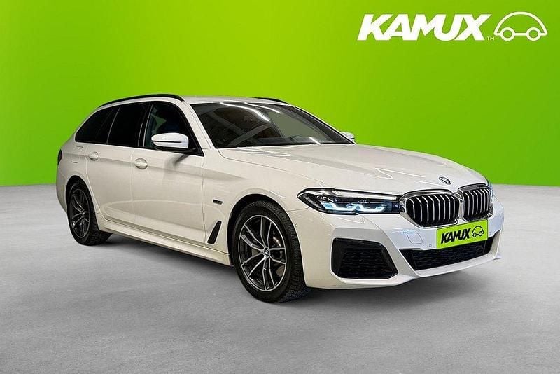 Vit Begagnad 2021 BMW 530e M Sport Kombi | 359 800 kr (Bra pris) - Bild 1/4