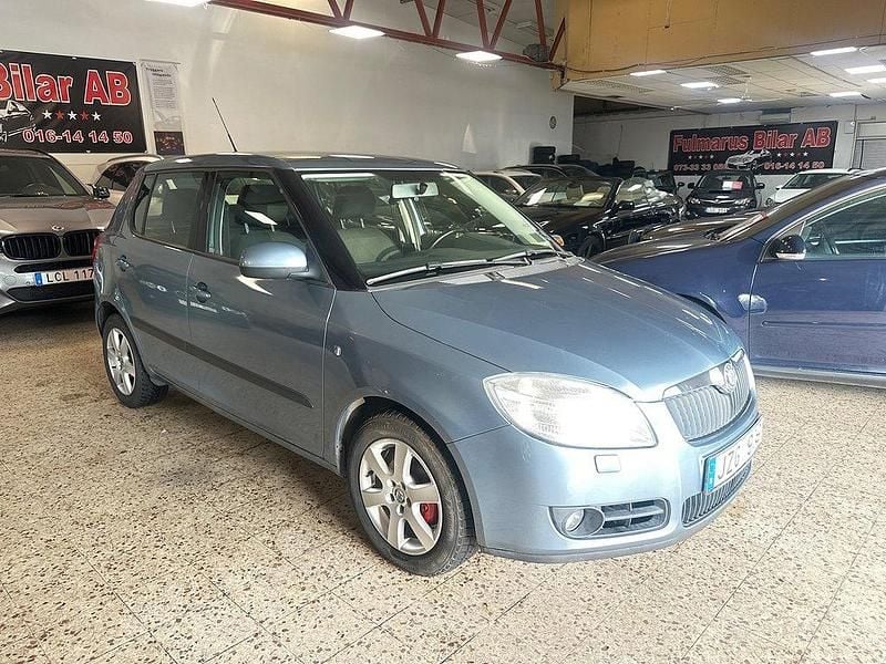 Ljusgrå Begagnad 2009 Skoda Fabia Halvkombi | 39 900 kr (Marknadspris) - Bild 1/4