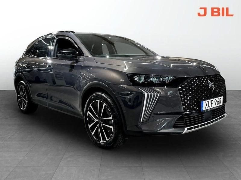 Grå Begagnad 2024 DS Automobiles DS7 Crossback SUV | 399 900 kr (Marknadspris) - Bild 1/4