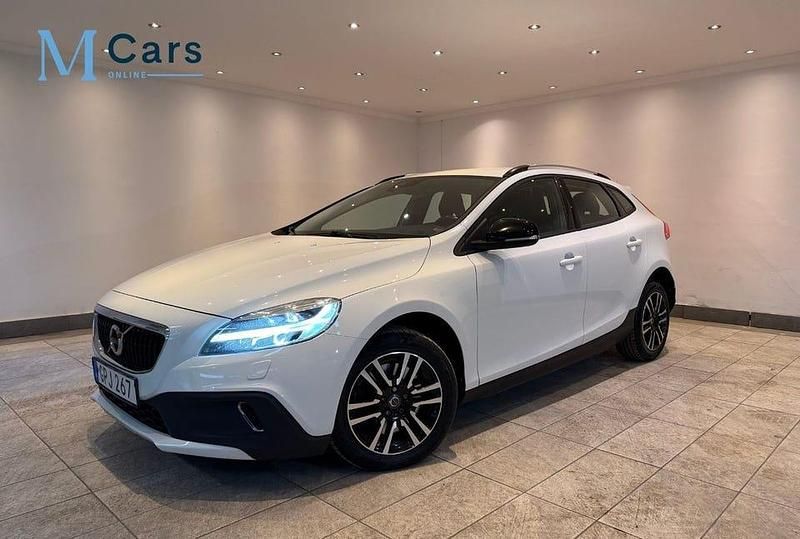Begagnad Volvo V40 CC Momentum 152 HK (111 kW) 2018 Vit Kombi