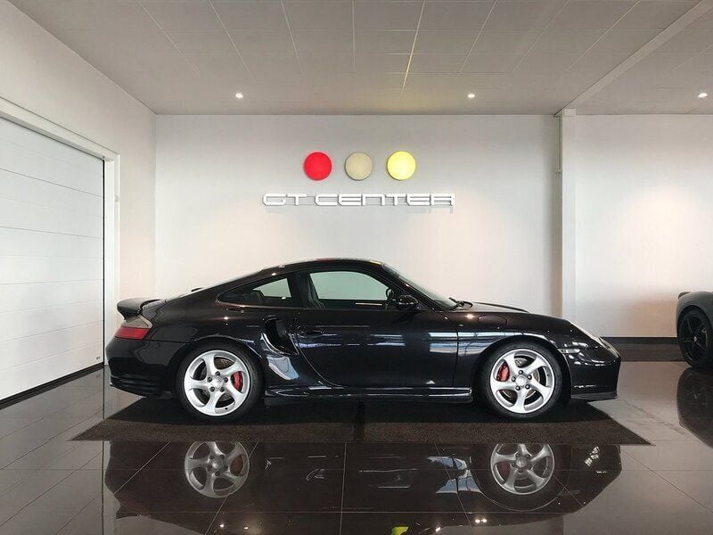 Svart Begagnad 2003 Porsche 996 Turbo Sportkupé | 829 000 kr - Bild 1/4