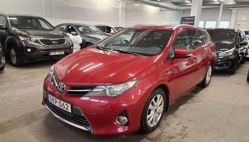 Begagnad Toyota Auris Touring Sports Edition 136 HK (100 kW) 2015 Röd Kombi