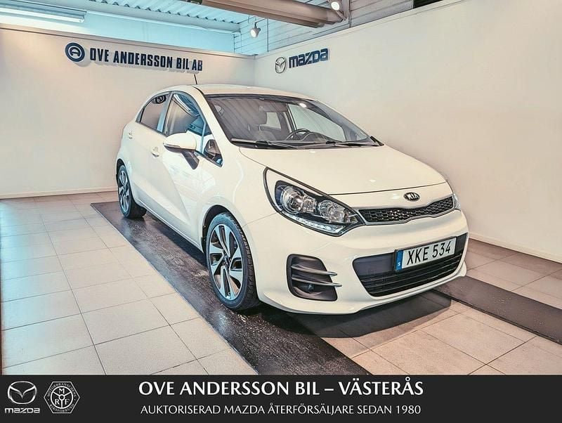 Vit Begagnad 2015 Kia Rio Halvkombi | 104 900 kr (Marknadspris) - Bild 1/4