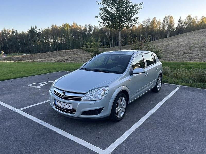 Grå Begagnad 2009 Opel Astra Halvkombi | 30 000 kr (Marknadspris) - Bild 1/3