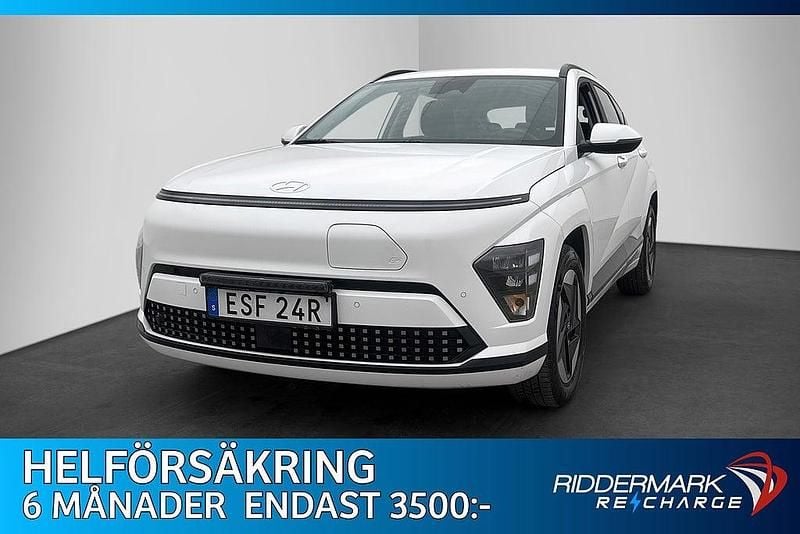 Vit Begagnad 2024 Hyundai Kona SUV | 339 900 kr (Marknadspris) - Bild 1/3