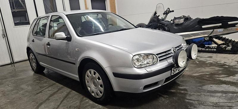 Silver Begagnad 2002 VW Golf IV Edition Halvkombi | 49 900 kr - Bild 1/4