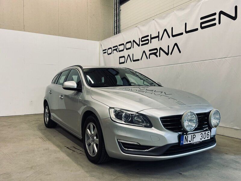 Silver Begagnad 2013 Volvo V60 Momentum Kombi | 134 900 kr (Marknadspris) - Bild 1/4