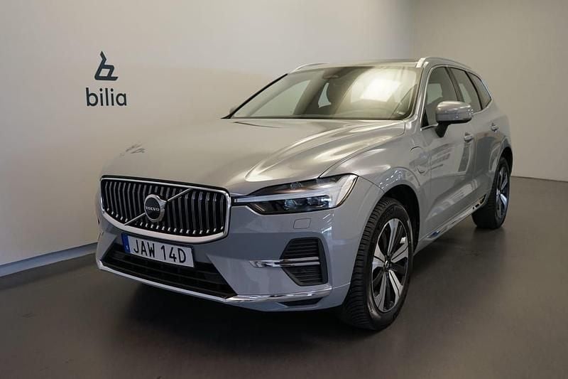 Grå Begagnad 2024 Volvo XC60 Plus SUV | 549 500 kr (Marknadspris) - Bild 1/3