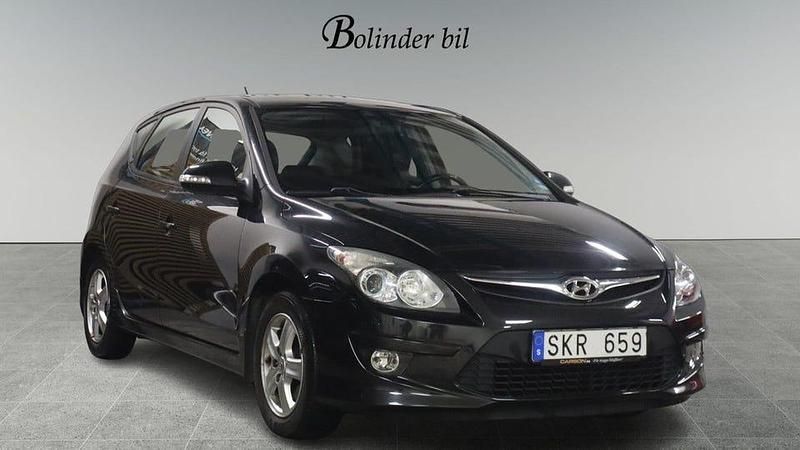 Svart Begagnad 2011 Hyundai i30 Halvkombi | 49 800 kr (Lite dyr) - Bild 1/4