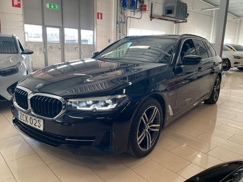 Svart Begagnad 2022 BMW 530e Kombi | 419 000 kr (Marknadspris) - Bild 1/4