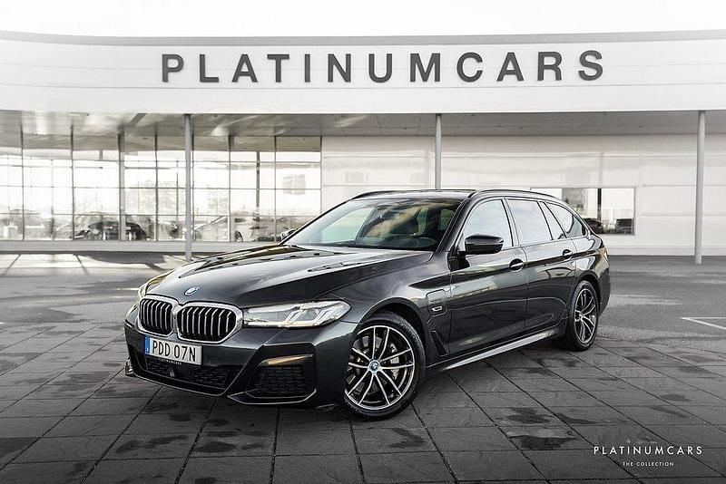 Grå Begagnad 2023 BMW 530e M Sport Kombi | 479 000 kr (Dyr) - Bild 1/4