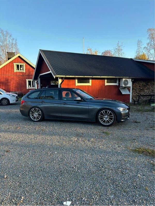 Grå Begagnad 2013 BMW 318 Sport Line Kombi | 125 000 kr (Marknadspris) - Bild 1/4