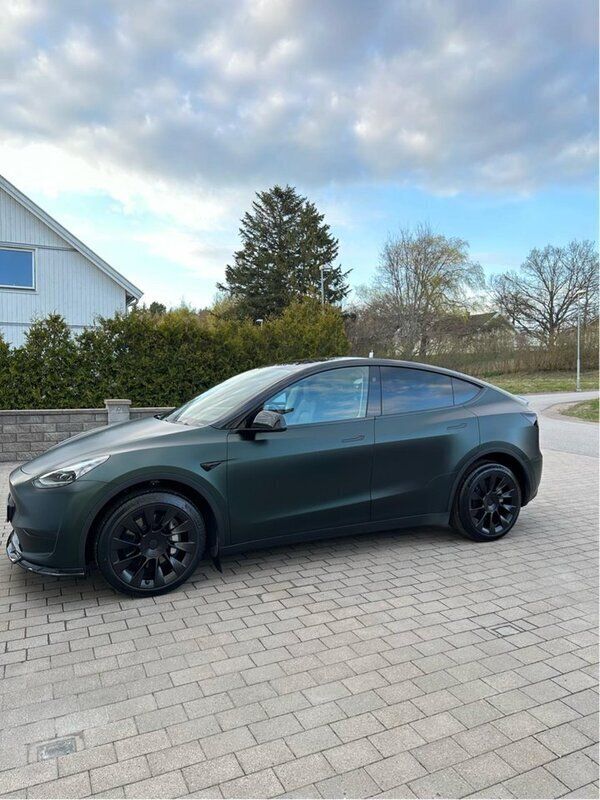 Svart Begagnad 2024 Tesla Model Y Long Range SUV | 535 000 kr (Marknadspris) - Bild 1/4