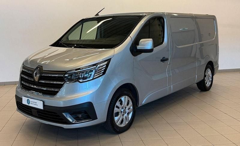 Grå Begagnad 2023 Renault Trafic Van | 339 000 kr (Marknadspris) - Bild 1/4