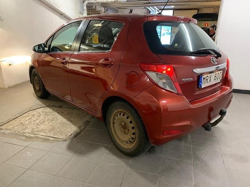 Begagnad Toyota Yaris Active 99 HK (72 kW) 2011 Röd Halvkombi