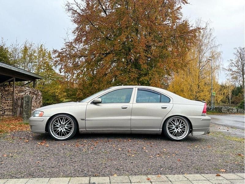Brun Begagnad 2001 Volvo S60 Sedan | 49 990 kr (Lite dyr) - Bild 1/4