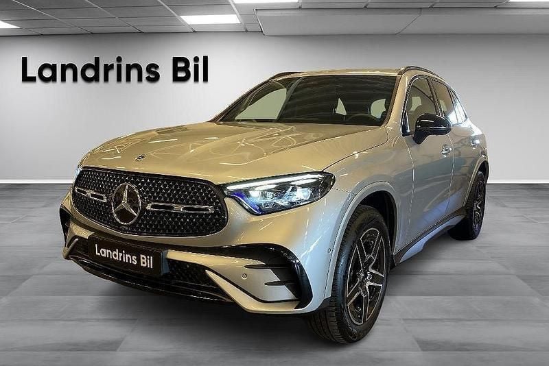 Silver (hightech silver metallic) Begagnad 2024 Mercedes GLC300e Advanced Plus SUV | 699 000 kr (Bra pris) - Bild 1/4