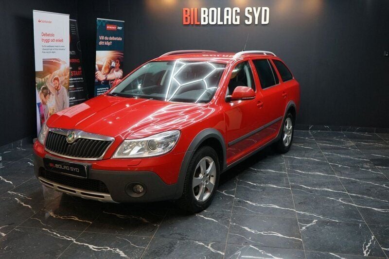 Röd Begagnad 2013 Skoda Octavia Scout Kombi | 79 900 kr (Marknadspris) - Bild 1/4