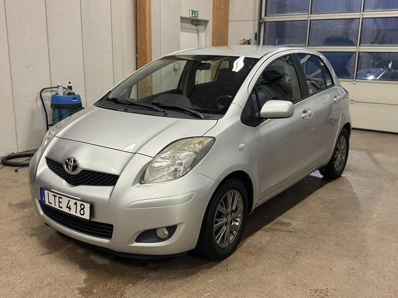 Silver Begagnad 2011 Toyota Yaris Halvkombi | 33 000 kr (Bra pris) - Bild 1/4