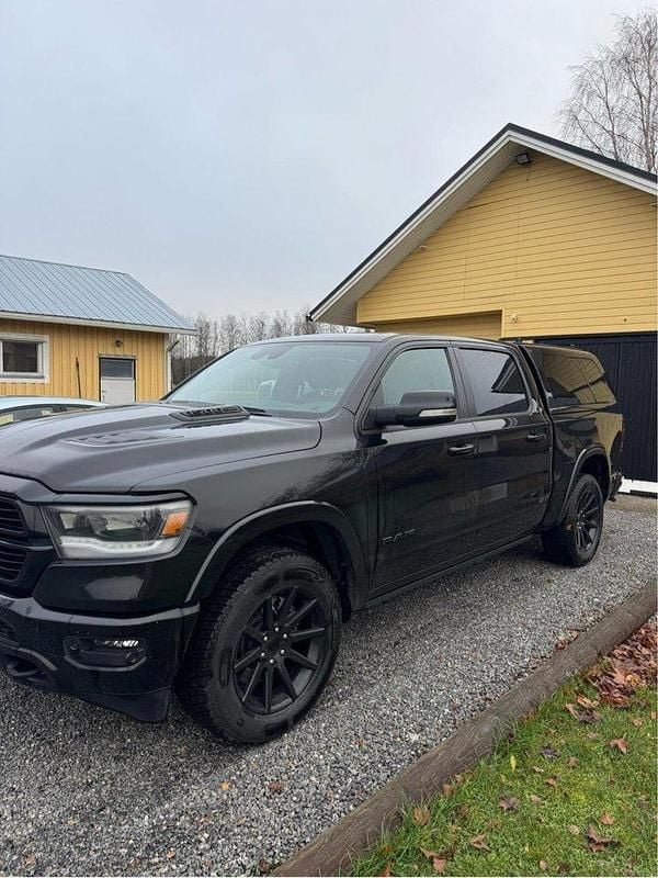 Svart Begagnad 2022 RAM 1500 Pickup | 760 000 kr (Bra pris) - Bild 1/4